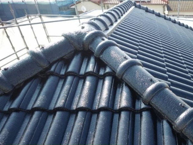 丸亀市で劣化が目立っていたモニエル瓦への「マイティーシリコン」による塗装の様子