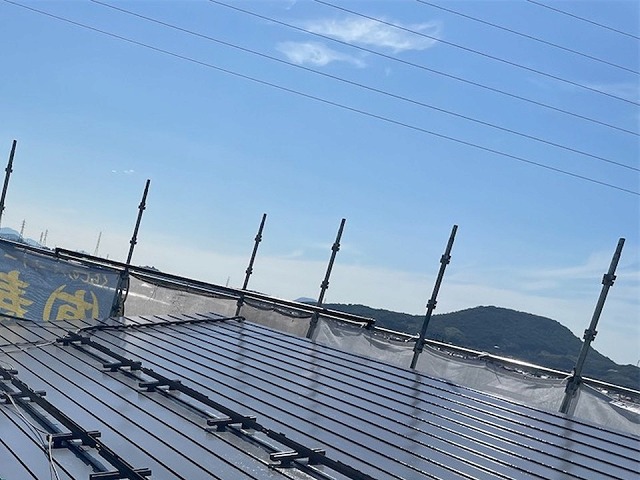 坂出市の住宅で色あせた金属屋根に対する下地処理と3回塗りによる塗り替え施工
