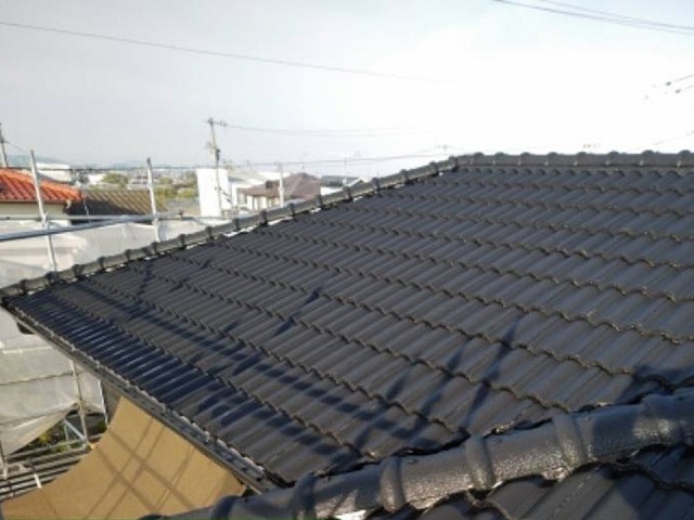 丸亀市の住宅にて行った棟部漆喰の詰め直しやモニエル瓦塗装の完成後の仕上がり