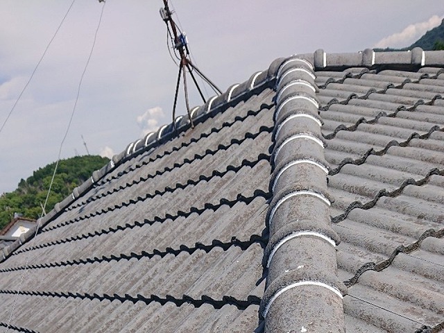 高松市で劣化したモニエル瓦屋根への塗装工事、高圧洗浄でスラリー層を徹底除去