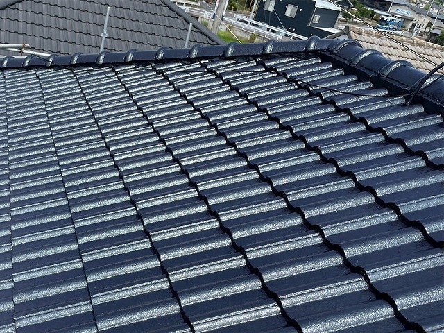 高松市でモニエル瓦塗装の性能を引き上げる「タフグロスコート」によるクリヤー仕上げ