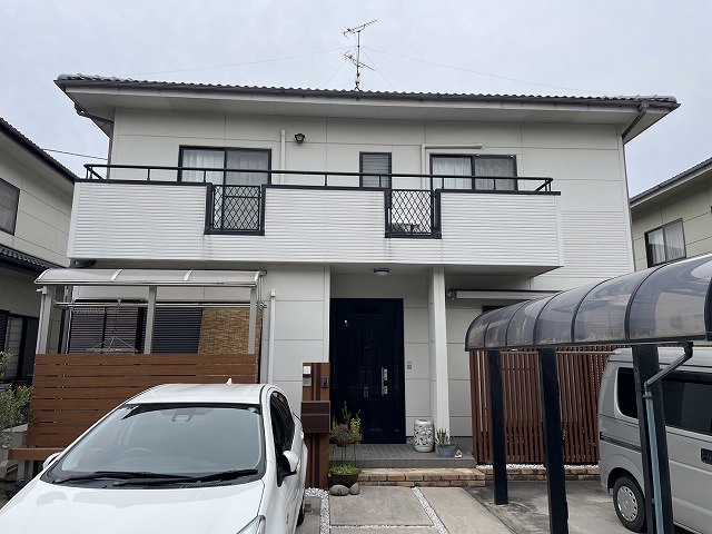 高松市の住宅にてカビや雨だれ、コーキングひび割れなどの劣化を確認した外壁調査