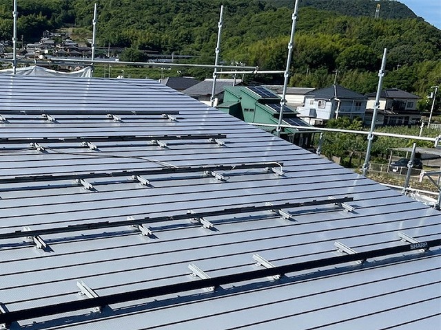 坂出市で鳥害対策にてと防鳥ネットの取り付けと太陽光パネルの再設置