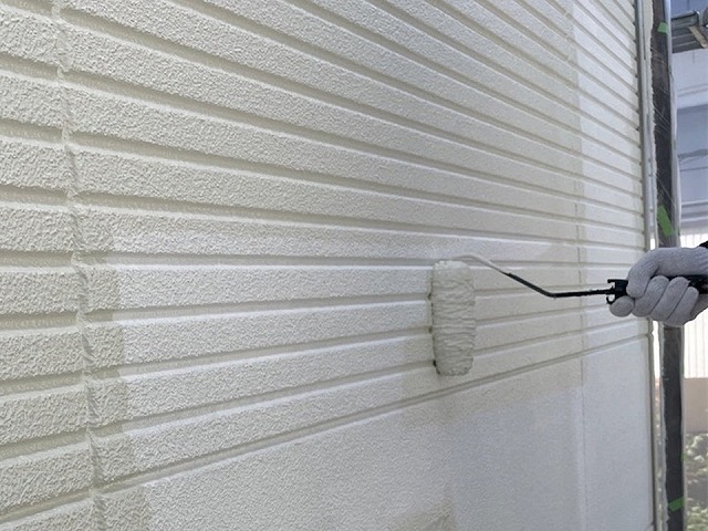 高松市にてALC外壁塗装工事、吸い込みの防止や密着性の確保を図る下塗り工程