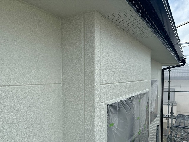 高松市にて色あせやカビが発生したALC外壁への仕上げ塗装で美観と耐久性を回復