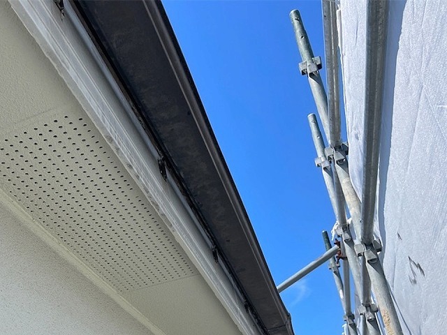 高松市の軒天塗装工程、経年劣化によるカビやシミを取り除いて美観を回復