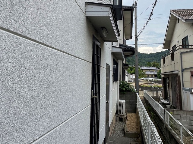 高松市で色あせや塗膜剥がれが目立っていた庇板金、破風板を塗装で美しく再生