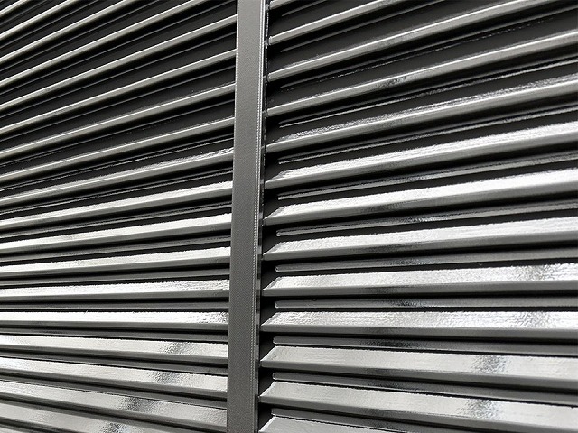 高松市でスプレーガンによる金属製雨戸への吹き付け塗装、ムラのない美しい外観を形成