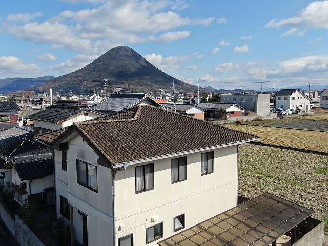 丸亀市でモニエル瓦屋根の無料点検、色あせや苔、棟瓦の下地の腐れなどを確認