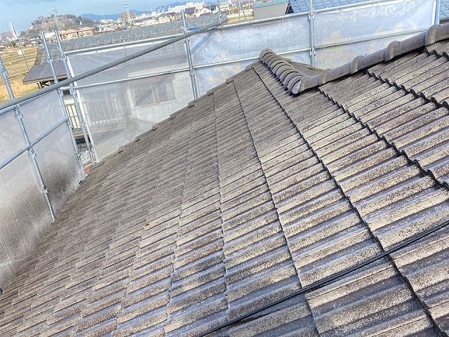 丸亀市のモニエル瓦塗装、塗膜の定着に欠かせない高圧洗浄によるスラリー層除去