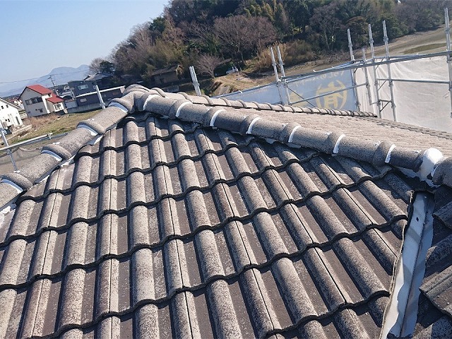 丸亀市にて経年劣化でズレた棟瓦の取り直し、棟瓦再設置で長期的な安全を確保