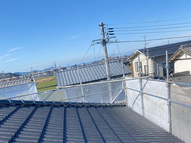 丸亀市でモニエル瓦へのクリヤー仕上げ塗装、優れた耐候性、耐久性を備えた塗膜を形成