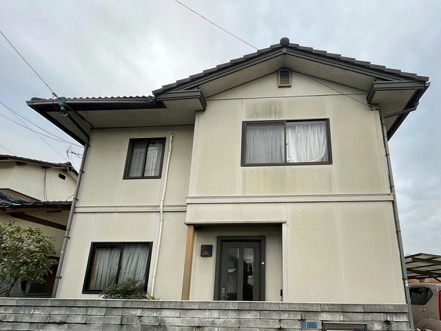 丸亀市の住宅外壁無料点検、サイディング外壁や軒天などに汚れとダメージを確認