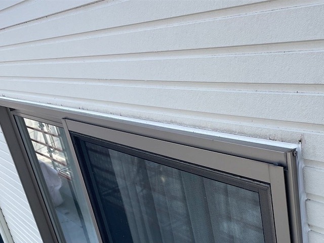 坂出市で破断して雨漏りリスクが高まっていた外壁目地のコーキング打ち替え