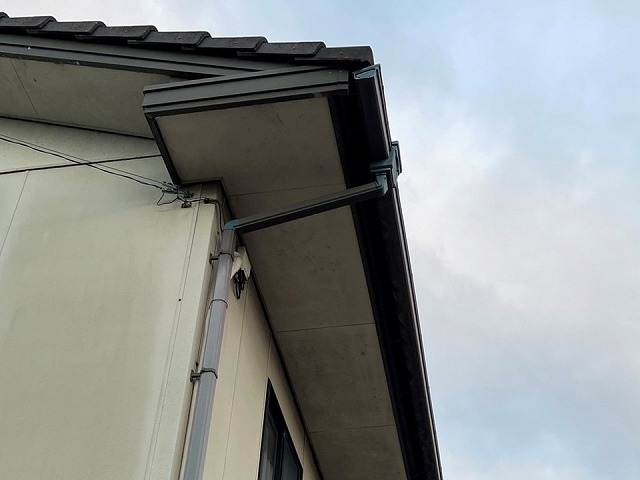 丸亀市にて劣化が進行した住宅の雨樋、鼻隠し、幕板、ポーチ柱など屋外付帯部塗装