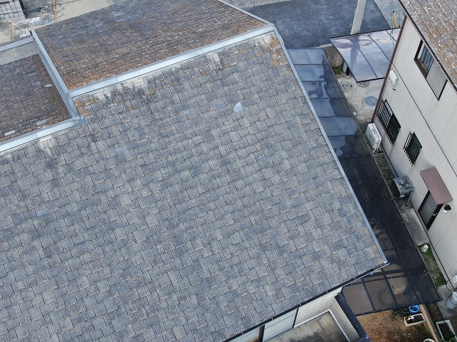 高松市の住宅でノンアスベスト屋根の現場調査、破損や落下などの著しい劣化を確認