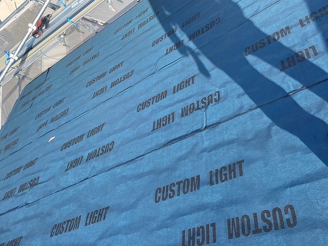 屋根カバー工事の防水シート敷設工程