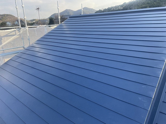 高松市で劣化が進行したスレート屋根をカバー工事で改修、金属屋根による仕上げ工程
