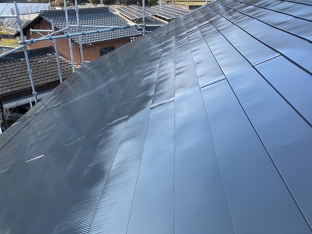 高松市の住宅で実施したノンアスベスト屋根へのカバー工事＋塗装のビフォーアフター