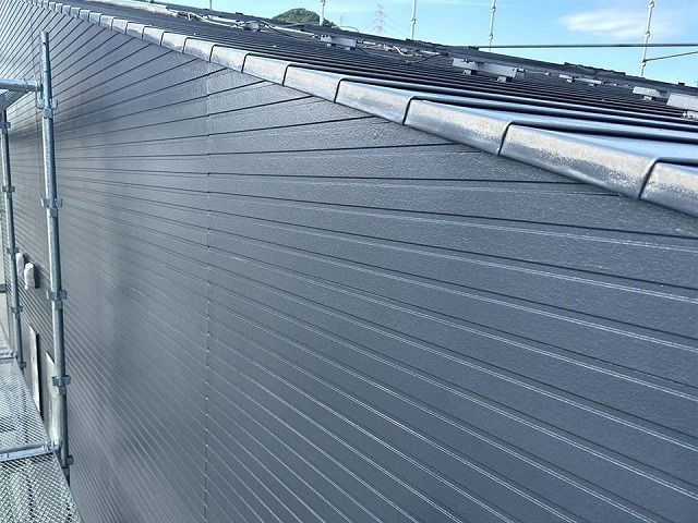 坂出市で色あせや苔、カビなどの劣化が目立つサイディング外壁への3回塗り