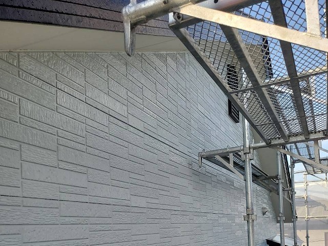 高松市で美観を長期間維持する低汚染塗料を用いた外壁塗装の中塗りと上塗り