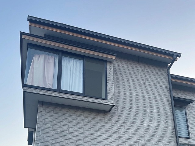 高松市で外壁塗装とセットで行った雨樋や鼻隠し、破風板などの付帯部塗装工程