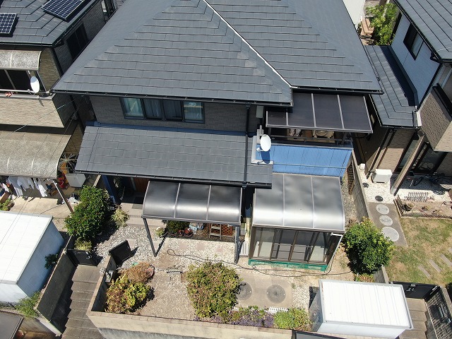 善通寺市にて塗膜劣化で防水性が低下していたセメント瓦屋根の無料点検