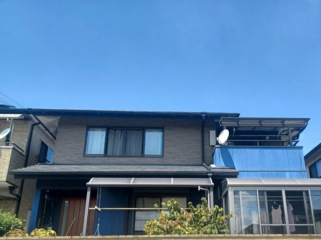 善通寺市でサイディング外壁にひび割れや雨だれによる塗膜劣化を発見