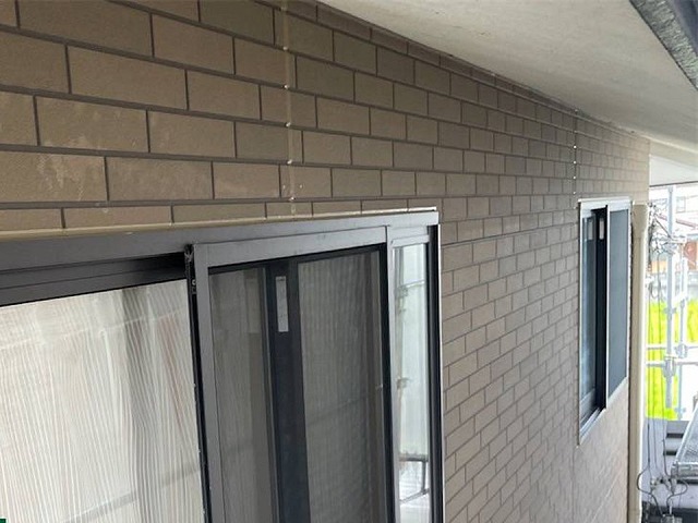 善通寺市で目地やサッシまわりのコーキング打ち替え、増し打ちで雨漏りリスクを改善