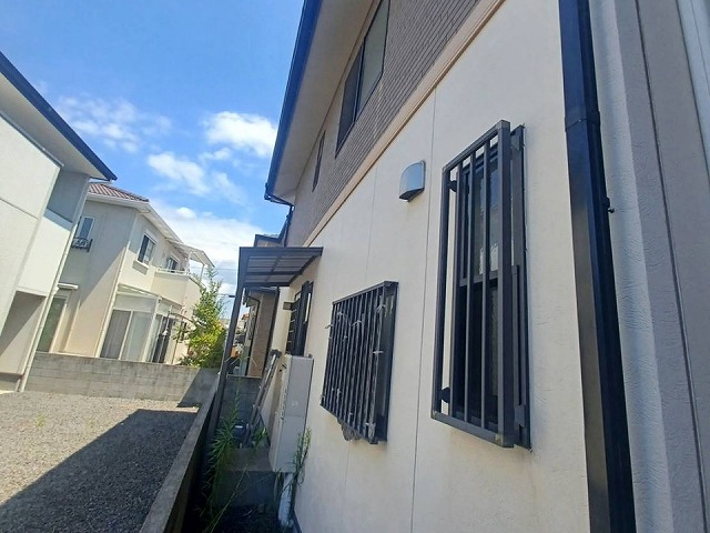 善通寺市で経年劣化が進んだ外壁への塗装工事、塗膜の品質を支える下塗り工程