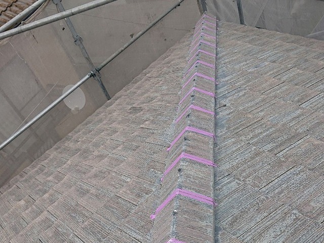 モニエル瓦屋根隅棟へのラバーロック工法マスキングテープ養生