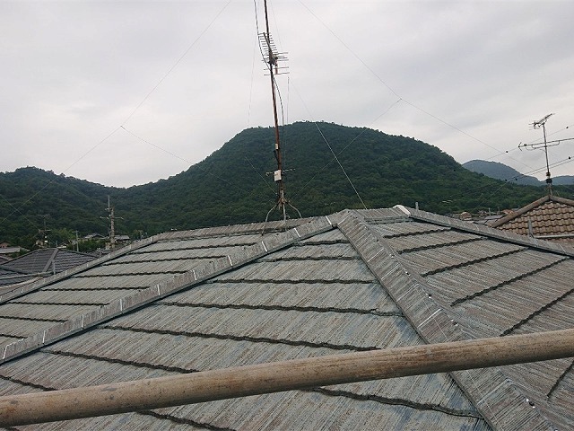 高松市でモニエル瓦の塗装工事、老朽化による色あせや苔を改善して機能を回復