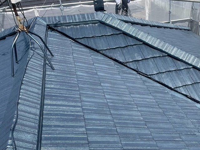 高松市でモニエル瓦へのクリア塗装仕上げ、タフグロスコートで強力な保護性能を確保