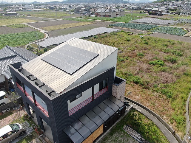 坂出市で住宅屋根の無料点検、太陽光パネル下の鳩の巣や金属屋根の著しい色あせを確認