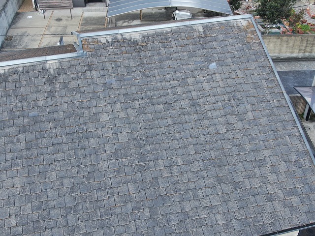 カバー工法メンテナンスを行うノンアスベスト屋根の住宅