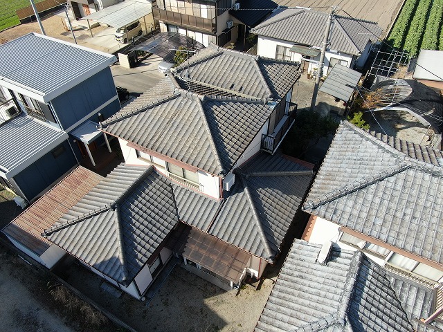 雨樋交換工事を行う住宅の外観