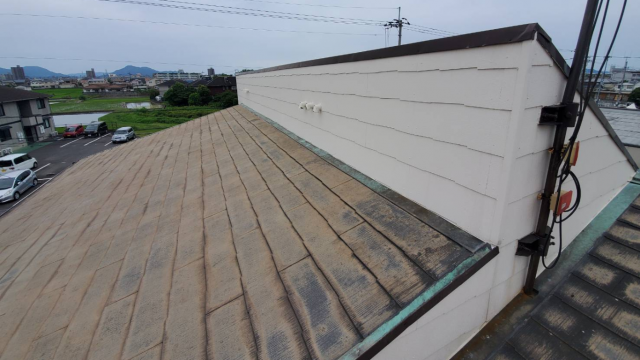 雨漏りしているアパートの屋根