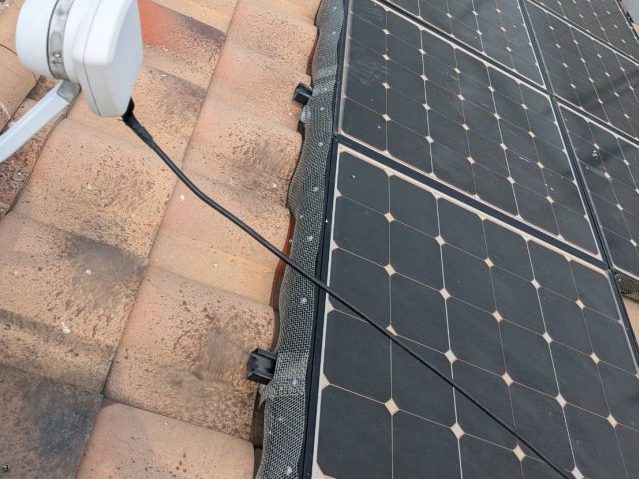 高松市で設置された鳩対策のメッシュ