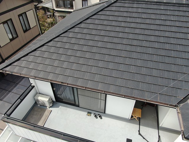ドローンを用いた屋根点検で平板セメント瓦屋根の劣化を確認