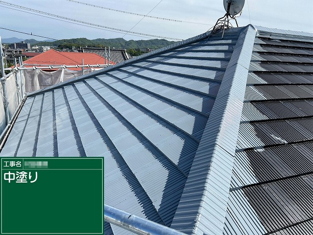 セメント瓦塗装工事の中塗り工程