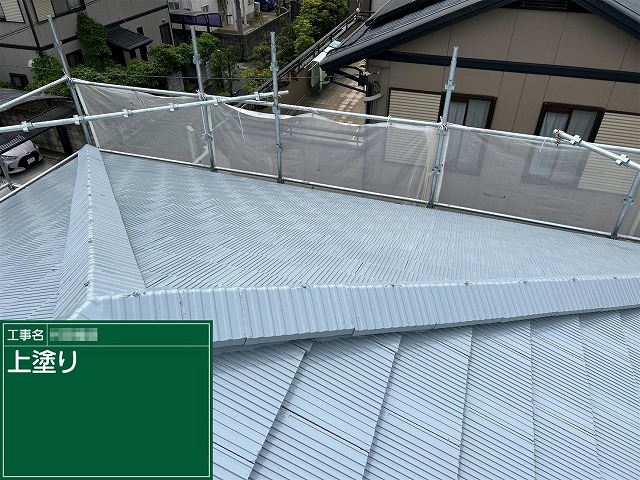 セメント瓦の性能回復と美観向上を図る塗装工事