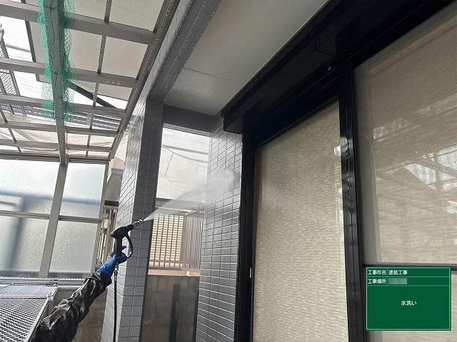 外壁塗装工事の高圧洗浄工程でサイディングの古い塗膜やチョーキングを除去