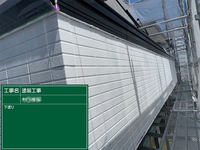 サイディング外壁塗装工事のベランダ外壁への下塗り施工