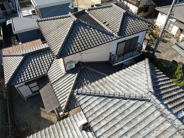 雨樋の一部が落下した住宅の現場調査時の上空からの様子