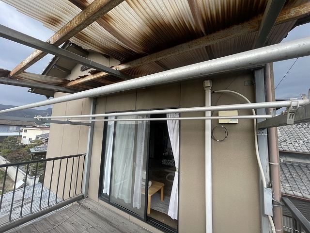 住宅ベランダ波板屋根の劣化状況