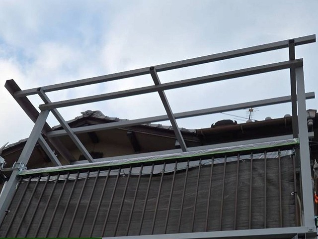 波板張り替え工事の既存塩ビ波板の撤去工程