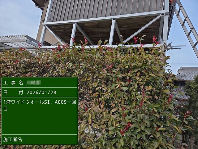 ベランダ鉄骨下地塗装のアクリルシリコン樹脂塗料による中塗り工程