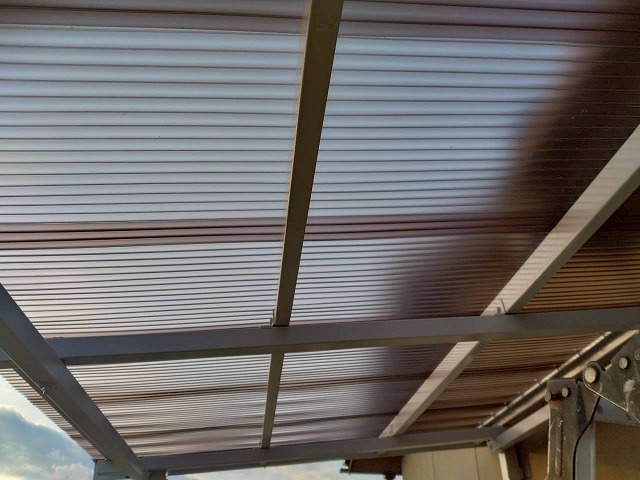 ベランダ波板張り替え工事のポリカ波板張り仕上げ