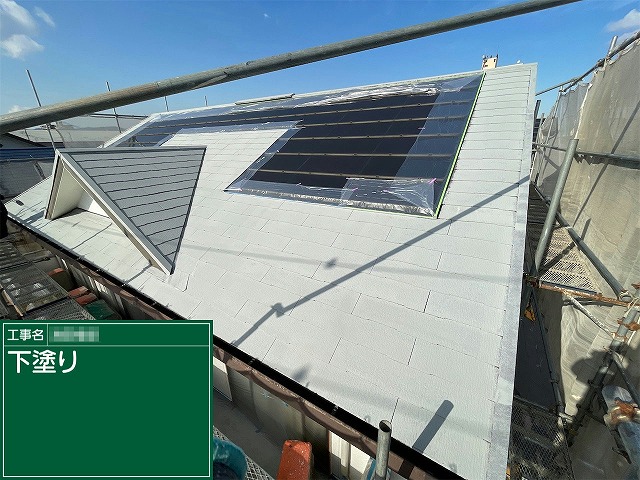 太陽光パネルを設置した状態で行ったカラーベスト屋根塗装工事の下塗り