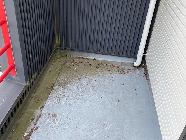 住宅のベランダ防水に色あせなどの劣化が生じている状況